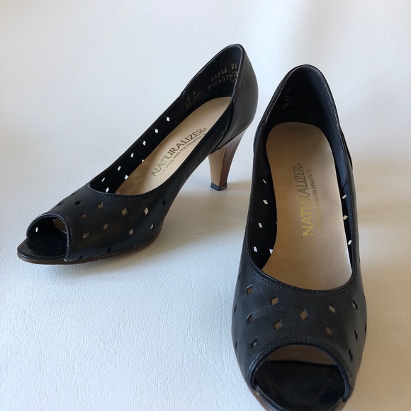 Not your ordinary black pump! - Picture 3 of 8